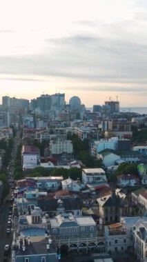 Gürcistan 'ın Batumi şehrinin üzerinden uçarak manzaralı mimarisine ve büyüleyici İtalyan Plaza' sına bir göz atın..