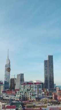 Gürcistan, Batumi 'nin güzelliğini keşfetmek için nefes kesici bir hava yolculuğu yapın. Büyüleyici eski sokakları ve İtalyan Meydanı ile birlikte..