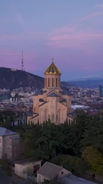 Tiflis 'teki nefes kesici Sameba Katedrali' ni havadan keşfedin. Güçlü enerjisi ve geniş topraklarıyla tanınır..