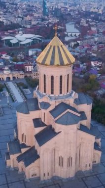 Tiflis Sameba Katedrali 'nin zarafetine ve genişleyen topraklarına havadan bir bakış açısıyla hayran olun..