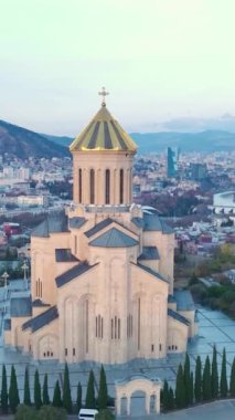 Tiflis Sameba Katedrali 'ni keşfedin. Uçsuz bucaksız bir alana sahiptir..