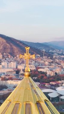 Tiflis Sameba Katedrali 'nin ihtişamını ve genişleyen çevresini bu hava manzarası aracılığıyla deneyimleyin..