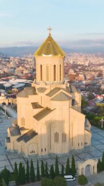 Tiflis Sameba Katedrali 'nin güzelliğine ve yukarıdan ele geçirilen büyüleyici topraklarına hayret edin..