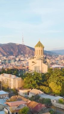 Tiflis Sameba Katedrali 'ni keşfedin. Uçsuz bucaksız bir alana sahiptir..