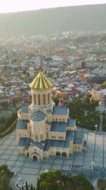 Tiflis Sameba Katedrali 'nin ihtişamını ve genişleyen çevresini bu hava manzarası aracılığıyla deneyimleyin..