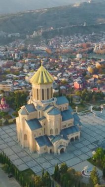 Tiflis 'in nefes kesici manzarasını deneyimleyin. En çarpıcı katedral, Tsminda Sameba, enerjisi ve geniş toprakları ile tanınır..