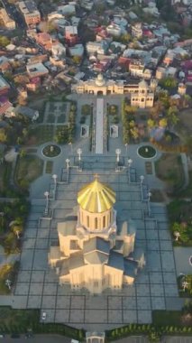 Tsminda Sameba Katedrali 'nin Tiflis' teki ihtişamını nefes kesici bir hava perspektifinden deneyimleyin..