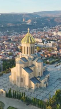 Gürcistan 'ın Tiflis kentinin canlı renkleriyle sonbaharın güzelliğini kucaklayan havadan görüntüsünü alın..