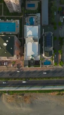 4K 'da deniz kenarındaki güzelliğe tanık olun. Büyüleyici bir turkuaz havuzlu bir Akdeniz oteli sunuyoruz..