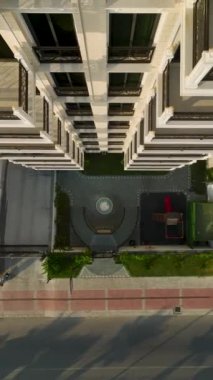 Dikey Video - Havadan Keyif: Kristal Havuz 4K ile Akdeniz Denizi Oteli