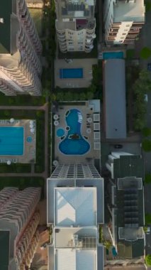 Yüksekten uç ve deniz kenarında göl havuzu olan bir otelle 4K 'daki kıyı sükunetini keşfet..