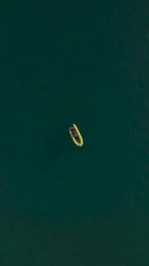 Şişirilebilir bir kurtarma botu 4K 'da sahne alırken, Akdeniz' deki bir hayat kurtarıcısının hava harikası hayret verici bir şekilde ortaya çıktı..