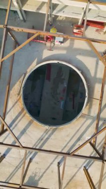 4K 'lık muhteşem bir hava perspektifinden sahil alışveriş kompleksi inşaatının gidişatına tanık olun..