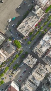 Büyüleyici 4K hava manzaralı bir deniz kenarı alışveriş merkezinin gelişimi hayret verici..