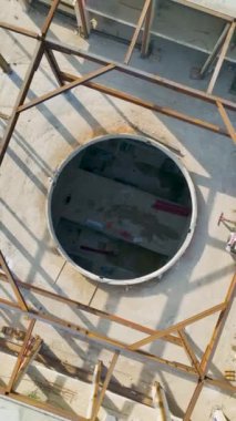 Deniz kenarındaki bir alışveriş merkezinin yükselişine dikkatle bakın. Kapsamlı bir 4K hava manzarası var..