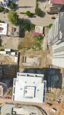 Yeni evlerin inşası ve 4K 'daki çatı kalite güvencesi konusunda eşsiz bir hava perspektifi edinin.