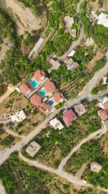 Bir manken gibi yazın özünü yakalayın. Villadaki bu 4K hava manzarasında plaj toplarıyla havuz başında eğlenin..