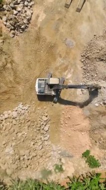 Dikey Video - Arazi Dönüşümü: Traktör Konut Kompleksi Hazırlama Alanında 4K Hava Bakışı