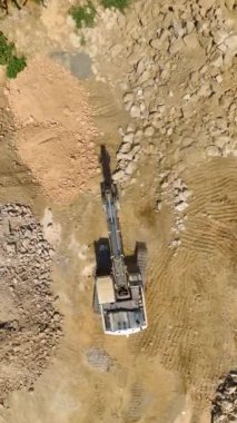 Traktör olarak arazi hazırlama sürecini takip edin ve 4K 'daki bir yerleşim tesisine hazırlamak için gayretle çalışın..