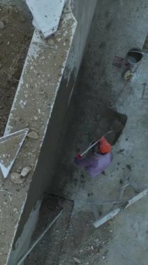 Bir inşaat işçisinin, betonu tutarken ve 4K 'lık hava bakışlarıyla çitlere fırlatırken ki becerilerine hayran kaldım..
