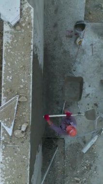 İnşaatçı olarak benzersiz bir hava manzarası deneyimleyin betonu bir çitin üzerine döker 4K 'da gelecek inşaatlar için..