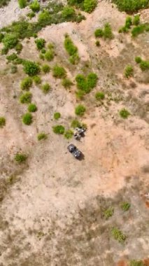 Dağların büyüleyici 4K hava keşfi içindeki yeşil ormanlık alanın büyüleyici güzelliğine tanık olun..