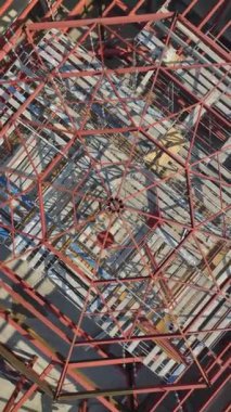 4K 'daki çatı ve cephe faaliyetlerinin manzarasına tanık olun. Bir inşaat alanının nefes kesici hava manzarası..