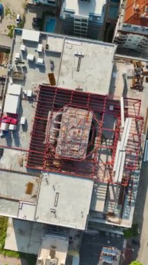 4K 'da yukarıdaki inşaat sahnelerini, çatılardaki karmaşık çalışmalara odaklanarak inceleyin..