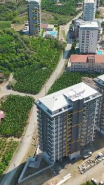 Çatılar ve cephelerle ilgili inşaat işlerinde gökyüzüne doğru 4K 'lık bir bakış at..