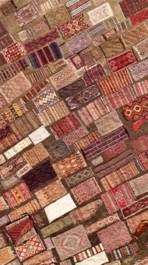 4K 'da el yapımı halılarla dolu geniş tarlaları havadan gören halı imalatına tanık olun..