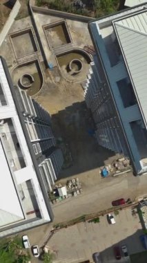 4K 'daki çatı ve cephe çalışmalarının ustalığına tanık olun. İnşaat çalışmaları yeni seviyelere yükseliyor..