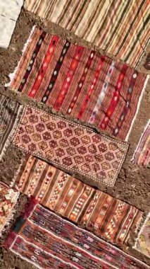 4K 'de el yapımı halıların dünyasını havadan bakıldığında yaşlanma sürecini gösteren bir görüntü ile tarayın..