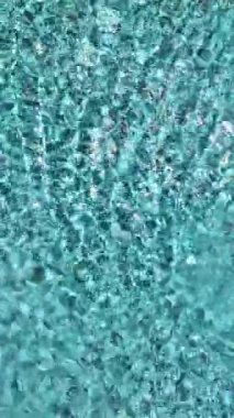 Jakuzisi olan lüks bir konut kompleksi havuzunun 4K 'lık sakin hava manzarasını keşfedin..