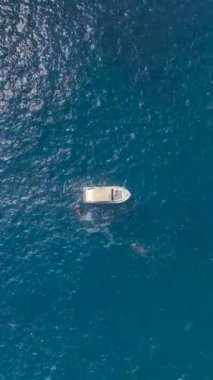 Heyecana 4K hava görüntüsüyle katılın. Bir kız gök mavisi Akdeniz 'de heyecanlı bir şekilde uçuyor..