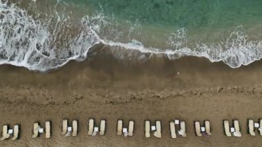 Alanyas 4K Akdeniz dokusunda süzülür, şafak vakti nefes kesici bir manzara.