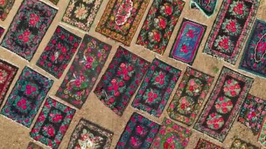 Kırsal Türkiye 'nin kırsal kesimlerinde el yapımı halıların büyüsünü yakalayan asırlık halı dokuma geleneğine tanık olun..