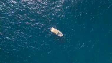 Akdeniz üzerinde uçan bir kız balesinde su ve hava senfonisini izleyin, 4K 'da yakalanan yatlarla birlikte..