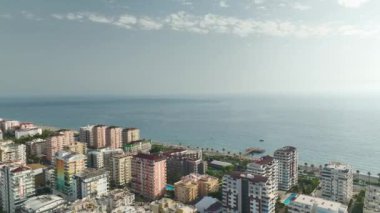 Evleri karmaşık bir altyapıyla birleştiren inşaat mühendisliğine hayret ediyorum, hepsi 4K hava kamerası merceği altında..