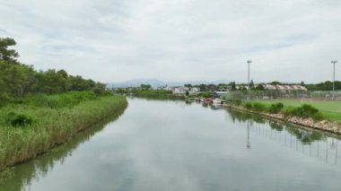 Uçan kaykayın inceliğine hayran kaldım, Akdeniz dalgaları üzerinde zarif bir dans, muhteşem 4K ile sergilendi..