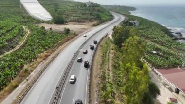 Tozu karıştıran öncü birliklerin hareketine dalın, dinamik bir cip safari yolu canlı 4K 'da havada yakalandı..