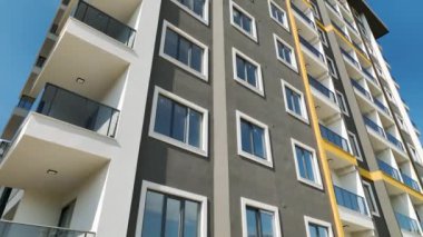 Çeşitli görevlerin bir araya gelip güzel bir şekilde 4K 'da çekilen evleri oluşturduğu inşaat koreografisine tanık olun..