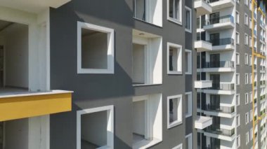Tanık, ev inşaatındaki çeşitli çabalarla geleceği inşa ediyor. Her adımda 4K ile tamamlanıyor..