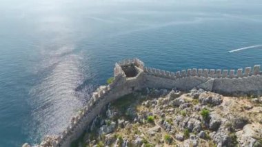Yalnızlık kalesini ortaya çıkararak, Alanya 'nın Akdeniz' e karşı antika ihtişamını gözler önüne serdi..