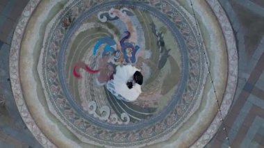 Bir modelin ve Batum Meydanı 'nın mükemmel bir uyum içinde olduğu zarif karşılaşmaları izleyin, her an 4K ile çekilir..