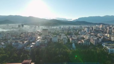Kıyı uyanışına katılın, Batumis ufuk çizgisi gün doğumunda aydınlandı, 4K 'daki mimari güzelliği ve gezinti alanı.