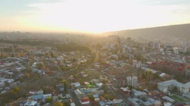 Tiflis 'in parlak şafağını tecrübe et, şehir yeni bir güne uyanırken, her detay 4K netliğinde ışıldıyor..