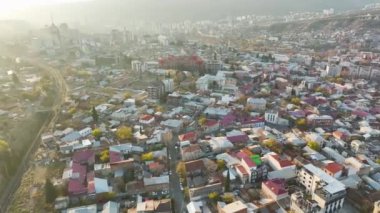 Şafakta Tiflis 'e hayranlık duyun, renkler ve ışıktan bir duvar halısı, şehir yeni bir güne uyanırken, hava yoluyla 4K' da ele geçirildi..