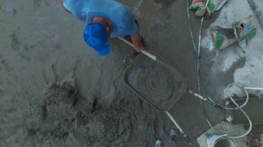 Akdeniz yakınlarında evler inşa edilirken tanık kargosu katlara yükleniyor..