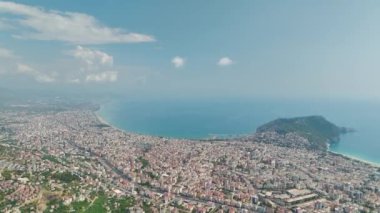 Şehir ufkunun özünü yakalayın. İnsansız hava aracı yaz atmosferinin ortasında süzülürken..
