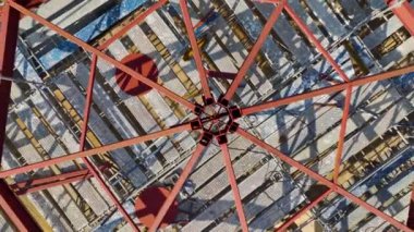 4K 'da çekilen ticari kompleks inşaatta çatı kurulumu için çelik yapının kaliteli işçiliğini tecrübe edin..